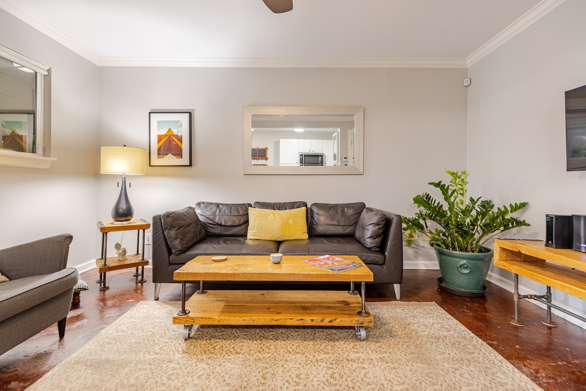 Ground Floor Suite minutes to Downtown w/ Parking