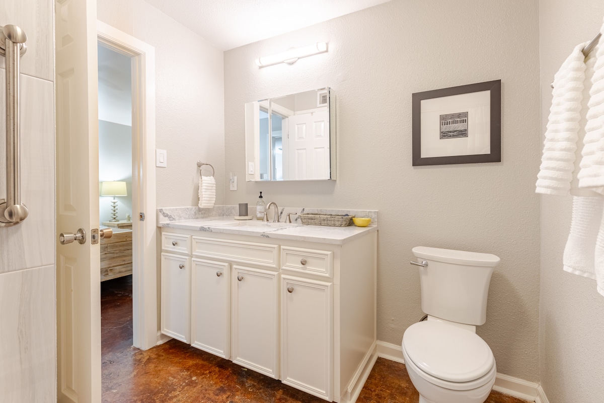 Ground Floor Suite minutes to Downtown w/ Parking