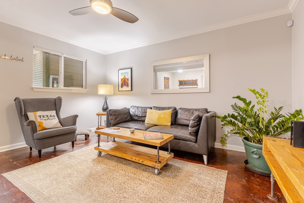 Ground Floor Suite minutes to Downtown w/ Parking