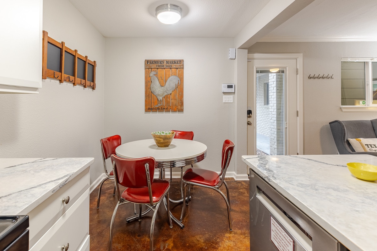 Ground Floor Suite minutes to Downtown w/ Parking