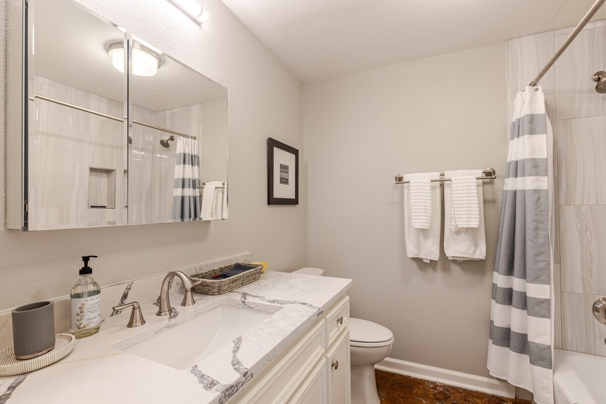 Ground Floor Suite minutes to Downtown w/ Parking