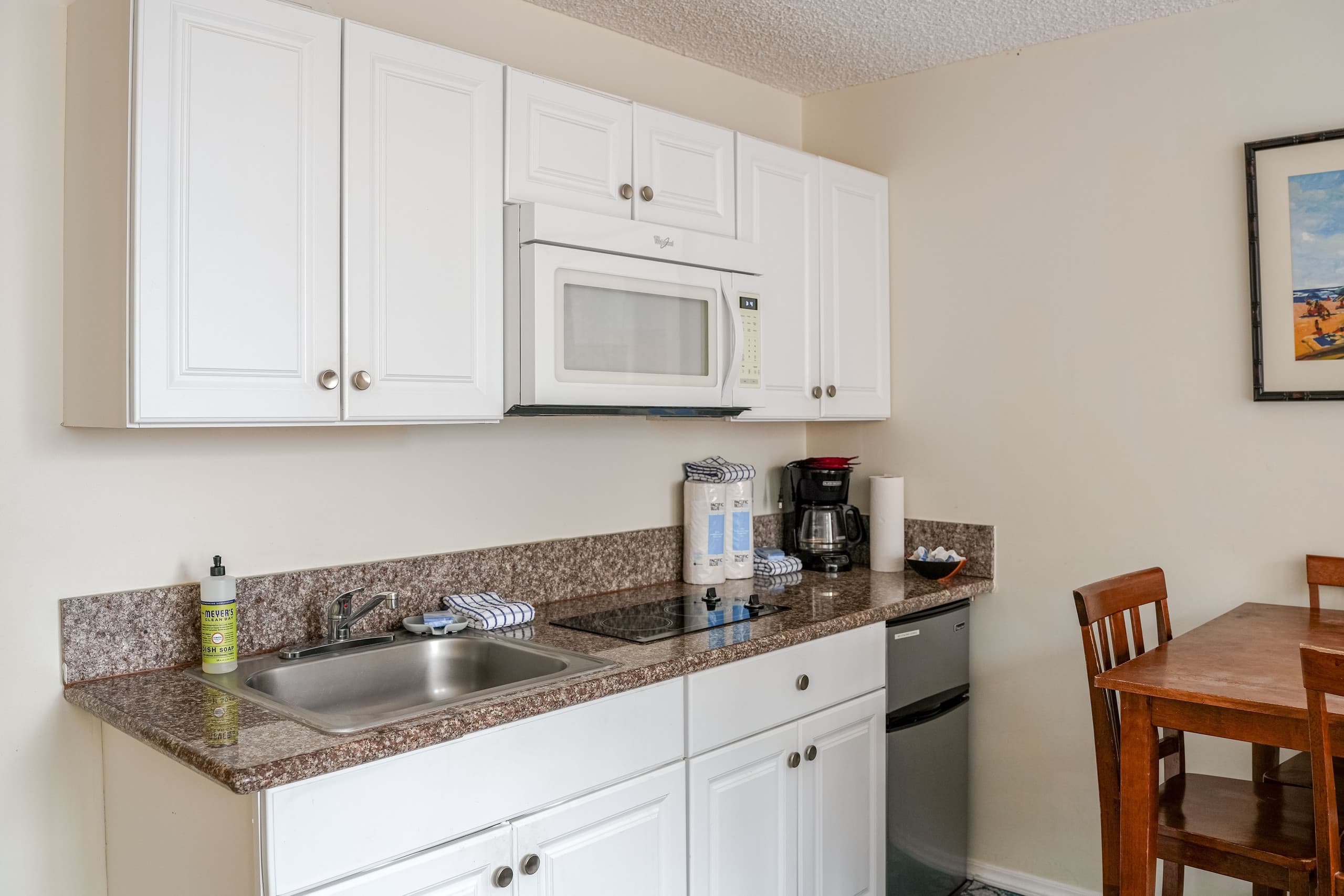 Condo in Honolulu · ★4.45 · Studio · 1 bed · 1 private bath - Image 5