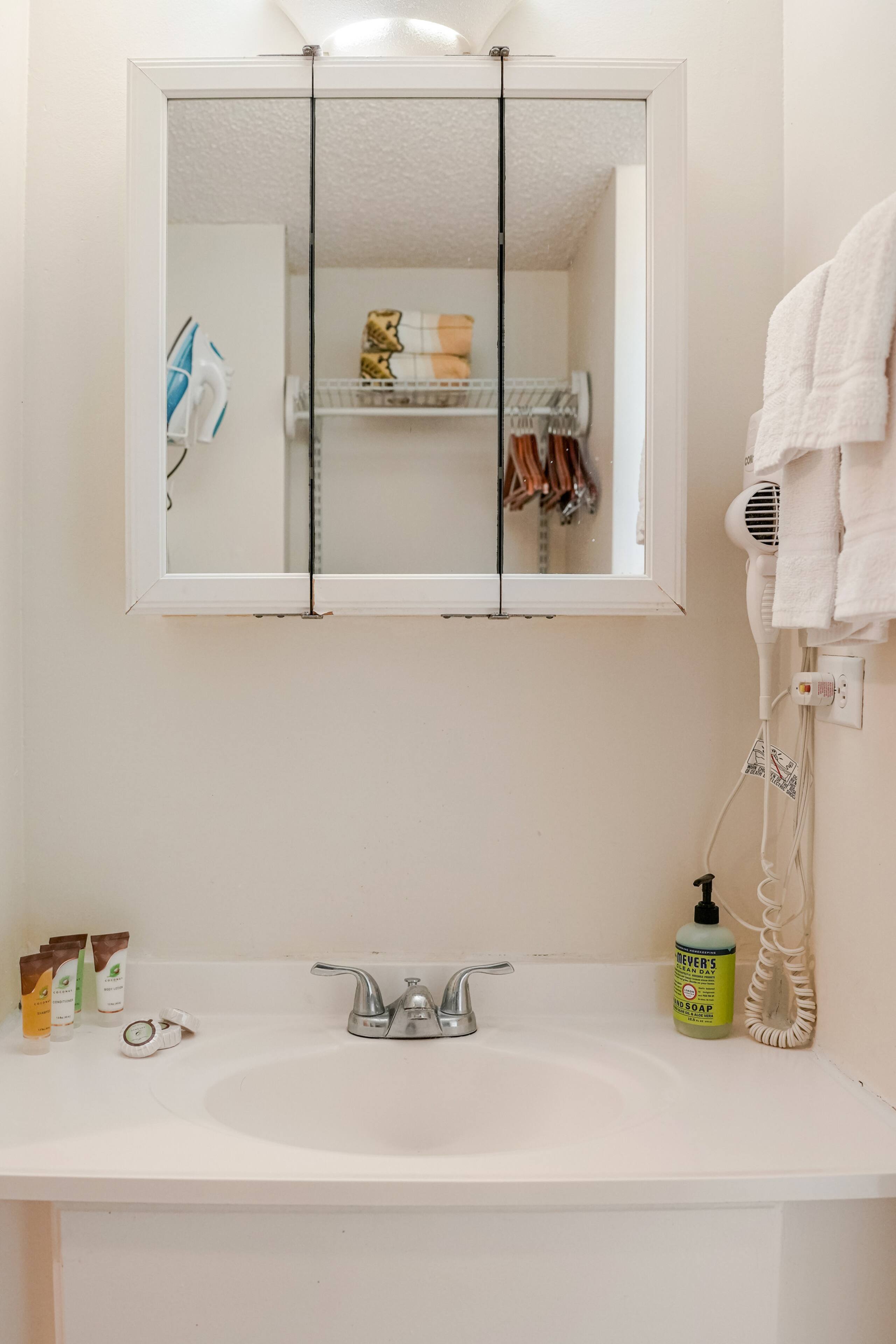 Condo in Honolulu · ★4.45 · Studio · 1 bed · 1 private bath - Image 8
