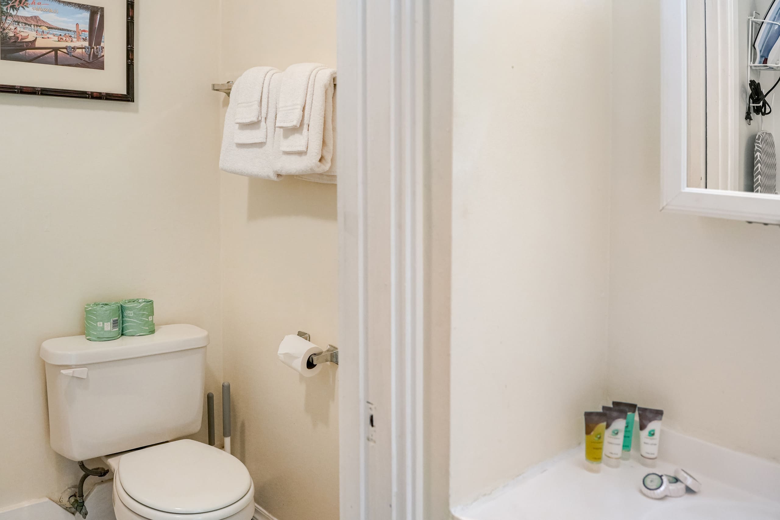 Condo in Honolulu · ★4.45 · Studio · 1 bed · 1 private bath - Image 9