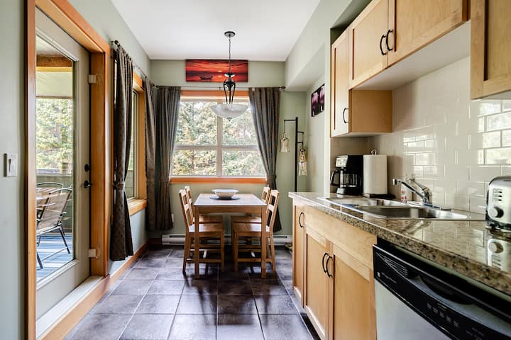 Lodges At Canmorehot Tub&heated Pool&kitchen&bbq - Alberta