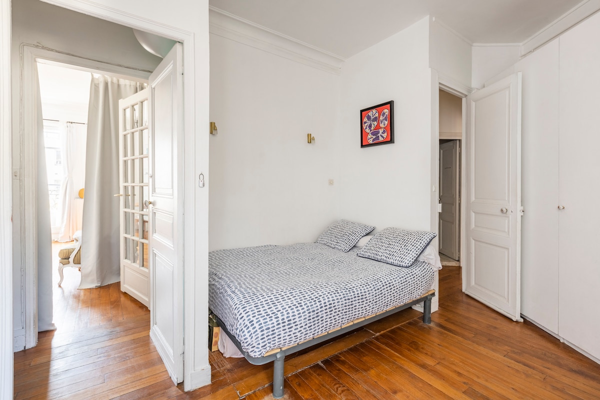 Спальня с кроватью 