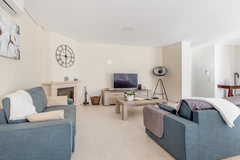Airbnb em destaque: Luxury apartment with swimming pool near Marina & Golf em Quarteira