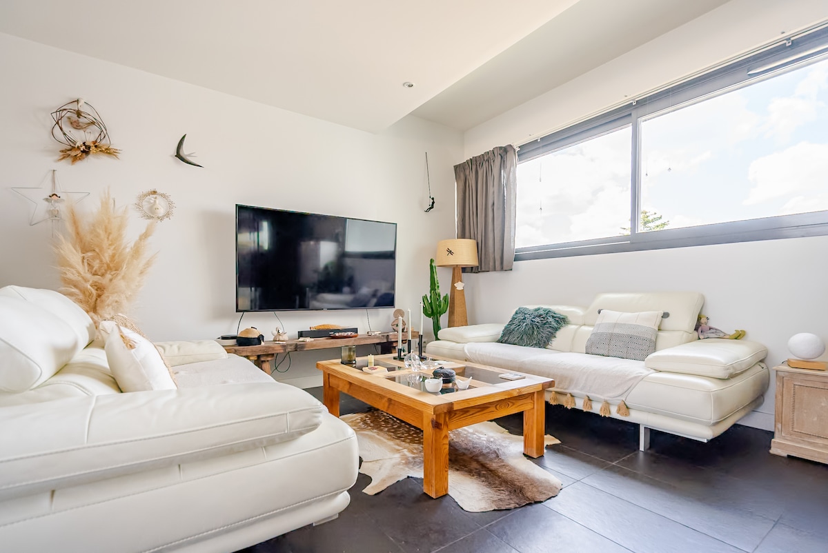 Top Airbnb: Quiet modern and bright apartment in the city center in L'isle Sur La Sorgue