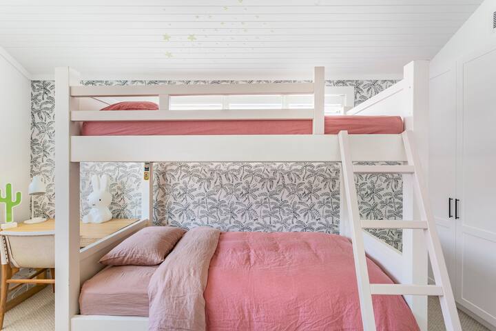 Spálňa 4 s priestrannou poschodovou posteľou