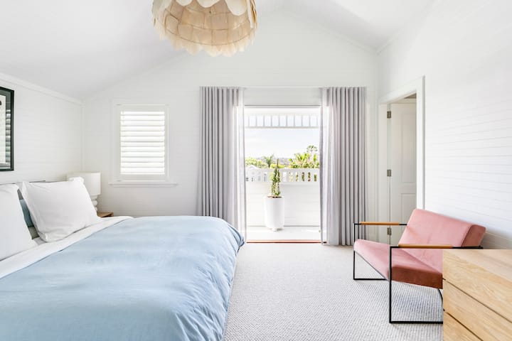 Hlavná spálňa so súkromnou verandou a výhľadom na štvrť