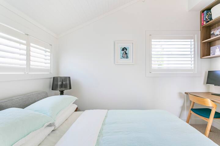 Spálňa 2 s manželskou posteľou a pracovnou stanicou 