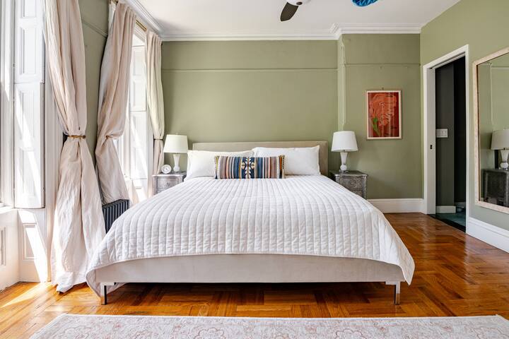 Chic, spacious and eclectic Park Slope brownstone gallery image 5
