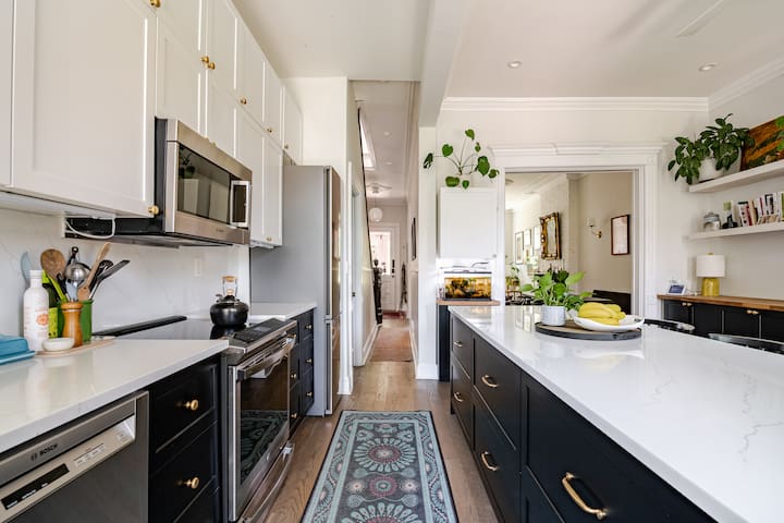 Chic, spacious and eclectic Park Slope brownstone gallery image 3