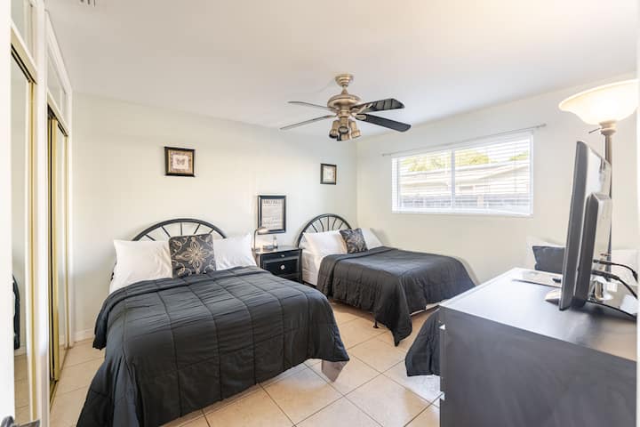 חדר שינה 2 - שתי מיטות בגודל מלא ומיטה זוגית אחת עם HDTV