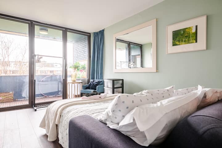 E ndritshme me hyrje në zonën e tarracës me pamje. Perde të errëta me gjatësi të plotë