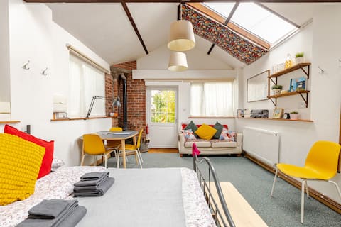 Warm & welcoming studio