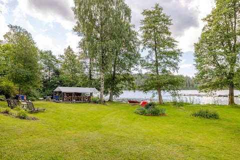Private guesthouse in large garden by the lake Uttran