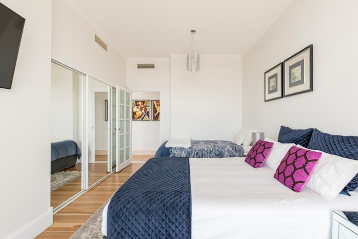 Bračni krevet (160x200) i bračni krevet (180x200) u velikoj drugoj spavaćoj sobi koja također ima golemi balkon okrenut prema sjeveru.