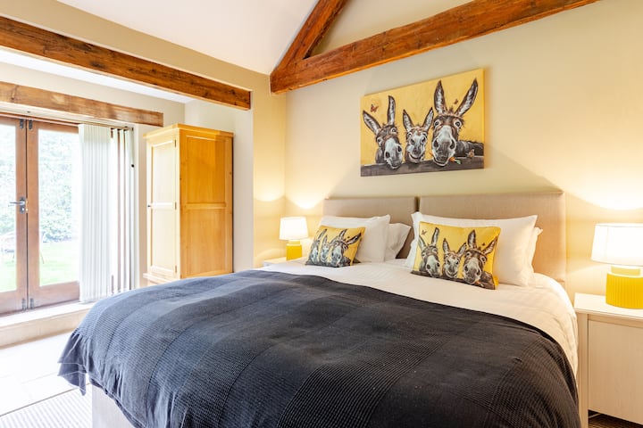 ห้องนอนสุดโรแมนติกพร้อมคานไม้และเสน่ห์ของไร่องุ่น