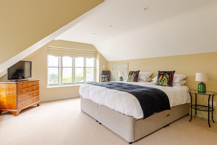 ห้องนอนใหญ่ขนาดซูเปอร์คิงพร้อมวิวคอตส์วอลด์