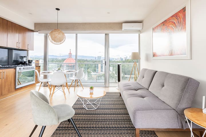 Modern Apt w/Amazing View & Hi Speed Internet