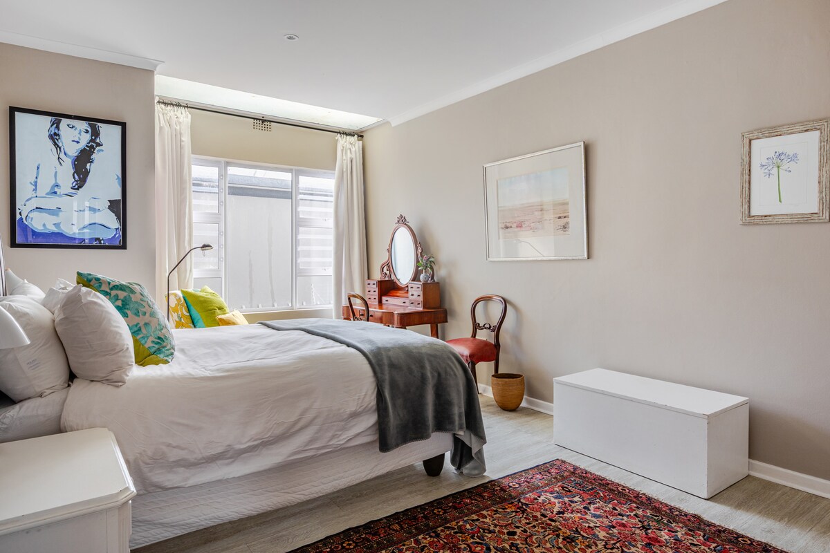 Легло с размер Queen в слънчева спалня, обърната на север.