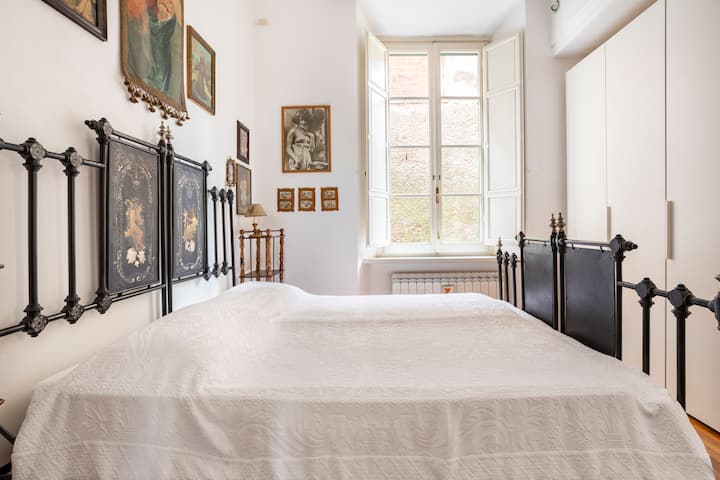 cama matrimonial en el dormitorio con baño