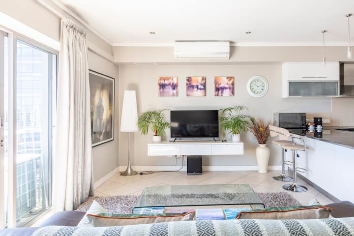 Stylish Apartment With Stunning Harbour Views - Cape Town