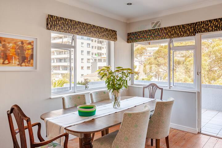 BRIGHT 2 bed Apartment with magnificent VIEWS gallery image 2