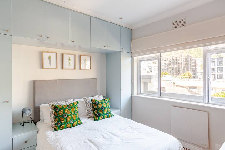 BRIGHT 2 bed Apartment with magnificent VIEWS gallery image 4