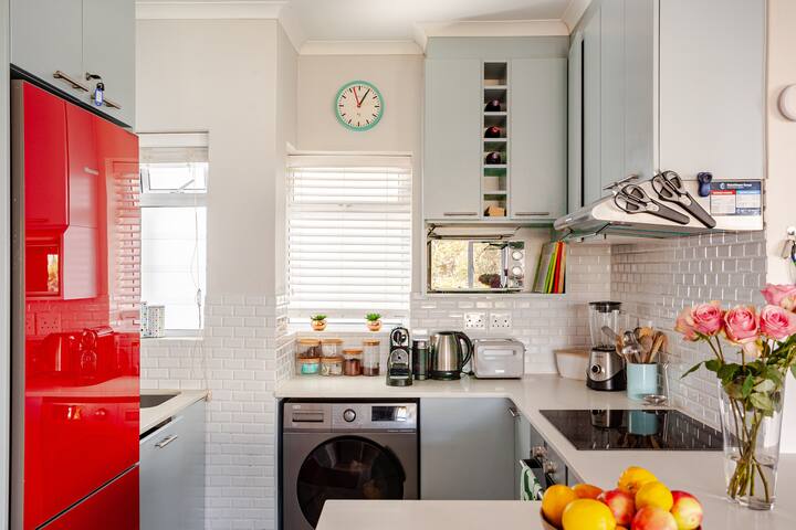 BRIGHT 2 bed Apartment with magnificent VIEWS gallery image 3