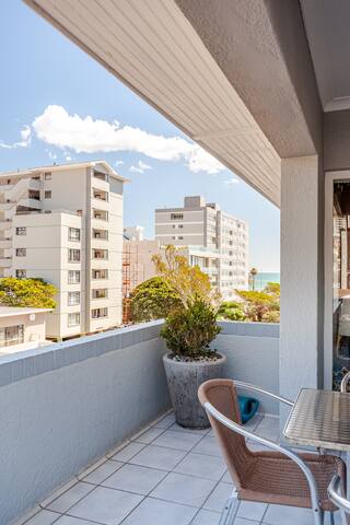 BRIGHT 2 bed Apartment with magnificent VIEWS gallery image 5