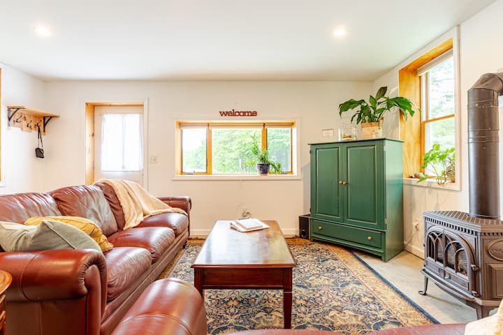 Waterfront Cottage Walk-out Suite. - Vermont