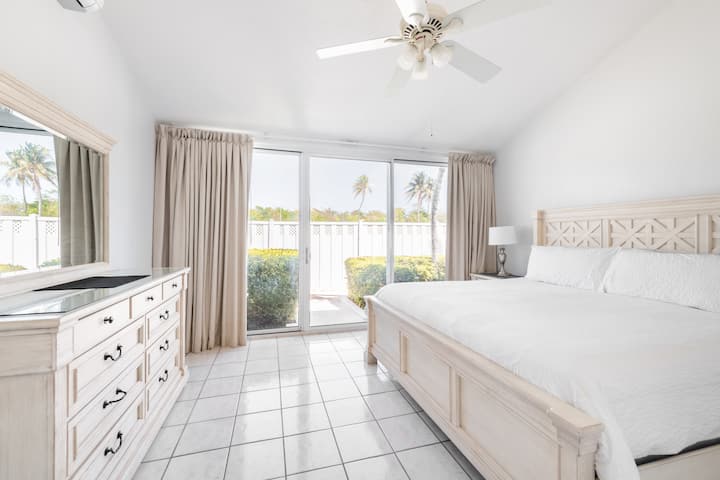¡El dormitorio principal con una cama tamaño king, completo con 2 armarios laterales, que tienen adaptadores USB incorporados! Además de una unidad de aire acondicionado separada y un ventilador de techo, ¡seguro que te mantendrán fresco!