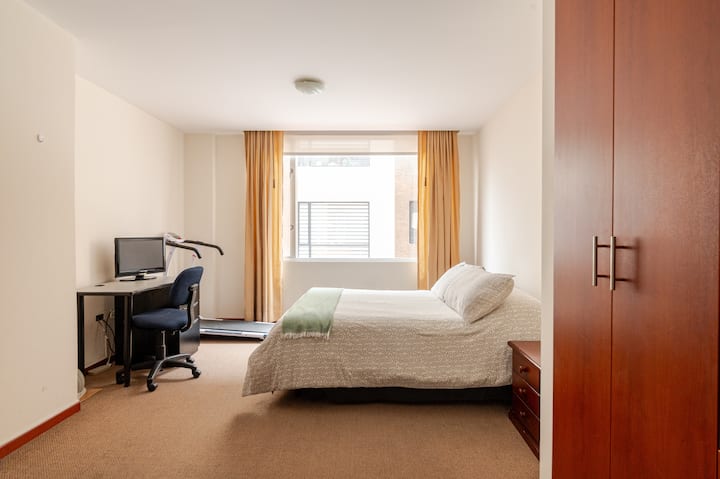 მთავარი ოთახი ცალკე სააბაზანოთი