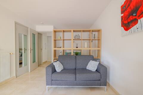 Top Airbnb: Cozy air-conditioned studio, private parking, 150 m from the beach in Antibes