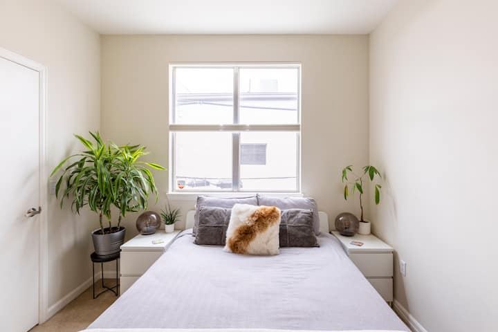 ห้องนอน #2: นี่คือห้องนอนผู้เข้าพักของเราที่คุณจะเข้าพัก มีเตียงควีนไซส์ที่สะดวกสบายมากและมีตู้เสื้อผ้าแบบวอล์คอินที่ด้านซ้ายของเตียง 

สามารถปรับมู่ลี่ได้เพื่อให้มีแสงเข้ามาในห้องน้อยหรือมากที่สุด