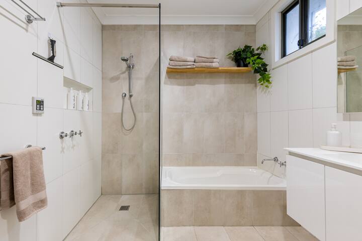 Bellbird Guesthouse: 3 bedrms, x1 bath, courtyard gallery image 5