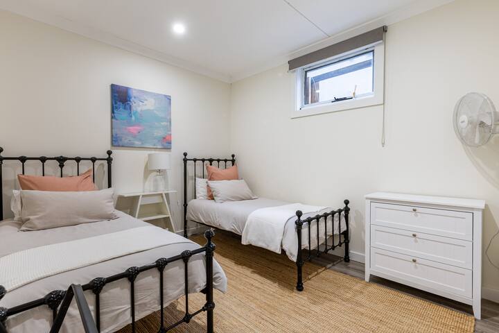 Bellbird Guesthouse: 3 bedrms, x1 bath, courtyard gallery image 4