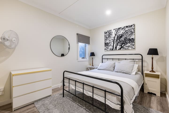 Bellbird Guesthouse: 3 bedrms, x1 bath, courtyard gallery image 3