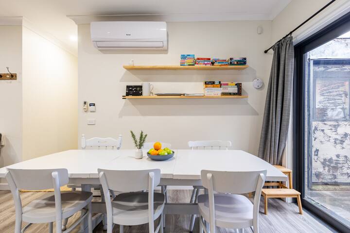 Bellbird Guesthouse: 3 bedrms, x1 bath, courtyard gallery image 2