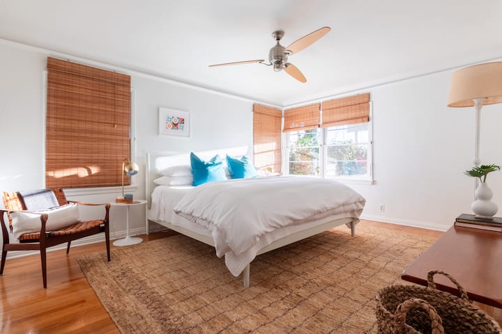 ห้องนอนขนาดใหญ่นี้หันหน้าไปทางด้านหลังของบ้านและมีวิวพระอาทิตย์ขึ้นที่สมบูรณ์แบบ 