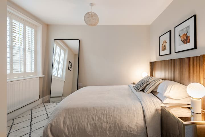 A kingsize bed with Tempur mattress, 2 memory foam pillows and 180 thread count cotton sheets
