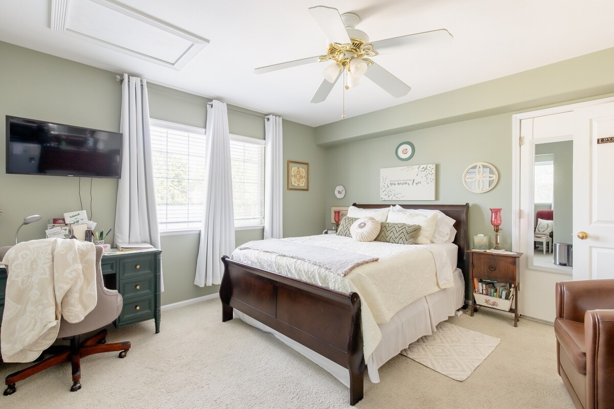 The Big Yellow House - Hot tub for cool nights - Houses for Rent