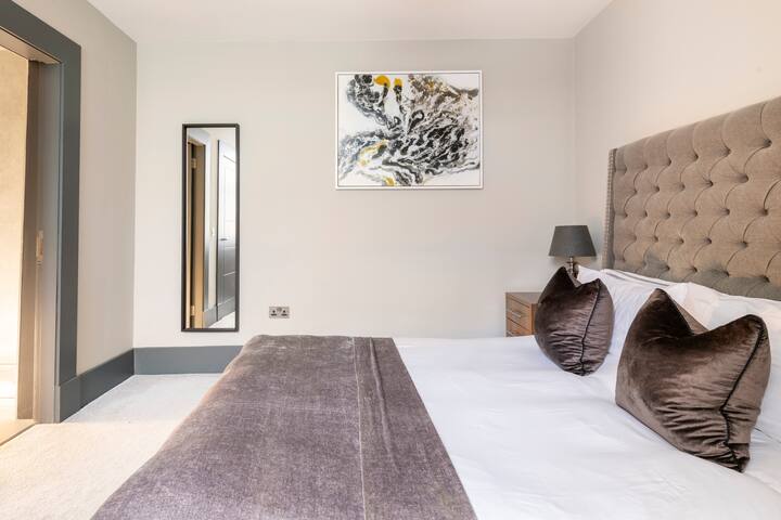 Immaculate 3 Bed Apartment with Private Entrance gallery image 5