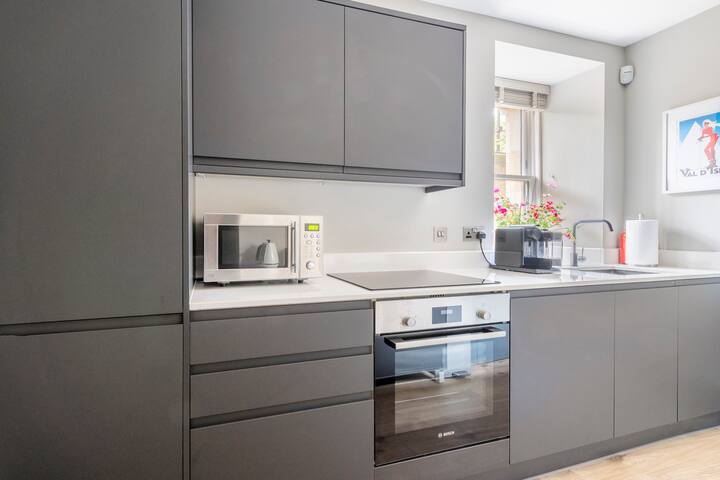 Immaculate 3 Bed Apartment with Private Entrance gallery image 2