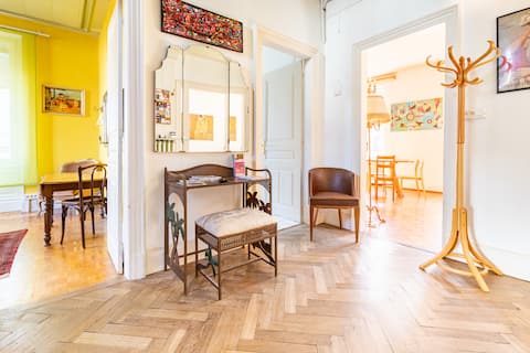 5 bedrooms, 2 bathrooms, central, confortable.