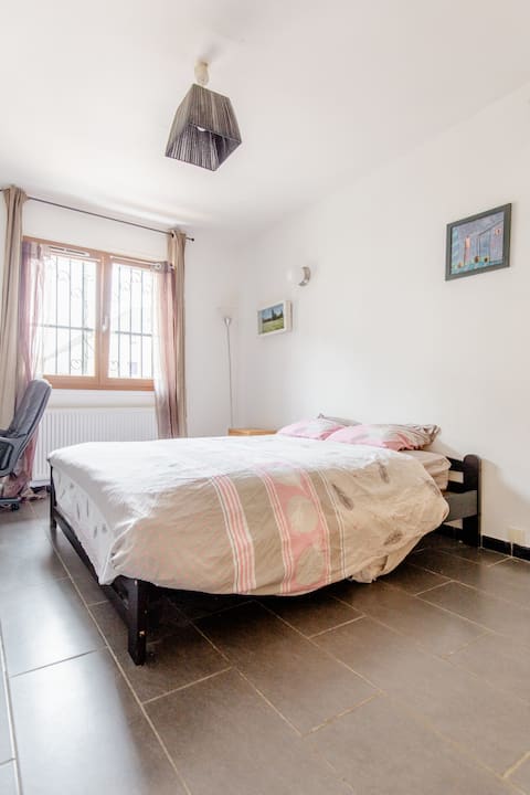 Mary. a bedroom of 12 m2, fridge, desk