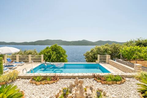 Beachside Villa Planika with pool near Dubrovnik