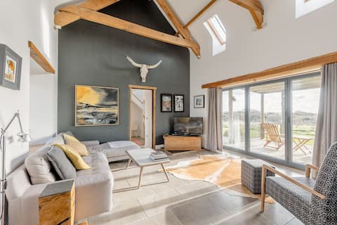 Top Airbnb: Carren Bach Cottage With Hot Tub Cabin and BBQ Deck in Nolton, Roch